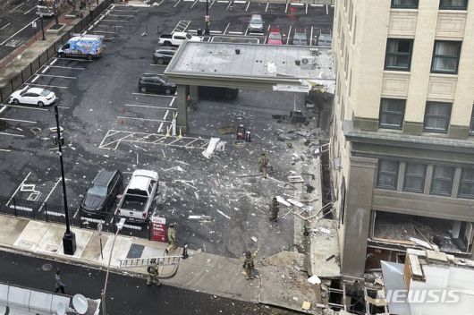 [포트워스( 미 텍사스주)= AP/뉴시스]미 텍사스주 포트워스 시내의 샌드맨 시그니쳐 호텔에서 1월 8일(현지시간) 가스폭발 사고가 발생한 뒤에 흩어진 건물 외벽 잔해물. 2024.01.09.
