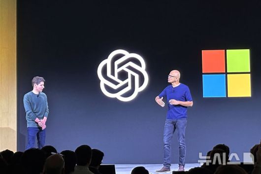 [샌프란시스코=AP/뉴시스]지난 2023년 11월6일(현지시각) 오픈AI의 첫 개발자 총회에 사티야 나델라 마이크로소프트 CEO(오른쪽)이 샘 올트먼 오픈AI CEO와 함께 무대에 올랐다.