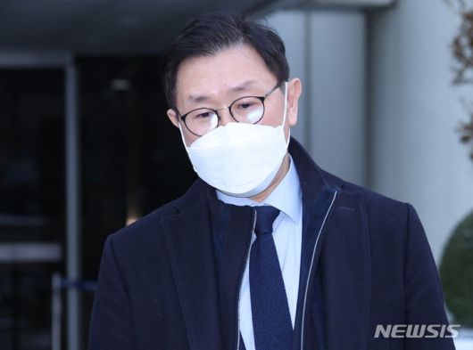 [서울=뉴시스] 김진아 기자 =  옛 검찰 동료에게 수사 편의를 제공한 대가의 뇌물을 받은 혐의로 기소된 김형준 전 부장검사가 10일 서울 서초구 서울중앙지법에서 열린  2심 선고 공판에서 무죄를 선고 받은 후 법원을 나서고 있다. 2024.01.10. bluesoda@newsis.com