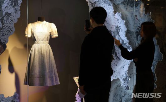 [대구=뉴시스] 이무열 기자 = 사진은 지난해 1월 12일 대구 달서구 이월드 83타워에서 열린 '뮤지컬 특별전: 라라의 꿈의 극장'을 찾은 관람객들이 영화 오즈의 마법사 도로시 드레스를 살펴보고 있는 모습.  202401.12. lmy@newsis.com