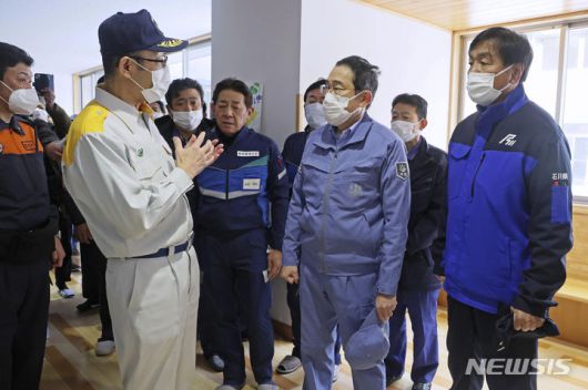 [와지마(이시카와현)=AP/뉴시스] 기시다 후미오 일본 총리(가운데)가 14일 노토 지진 최대 피해 지역 중 한 곳인 이시카와현 와지마시 구조센터를 찾아 현장을 시찰하고 있다. 2024.01.14.