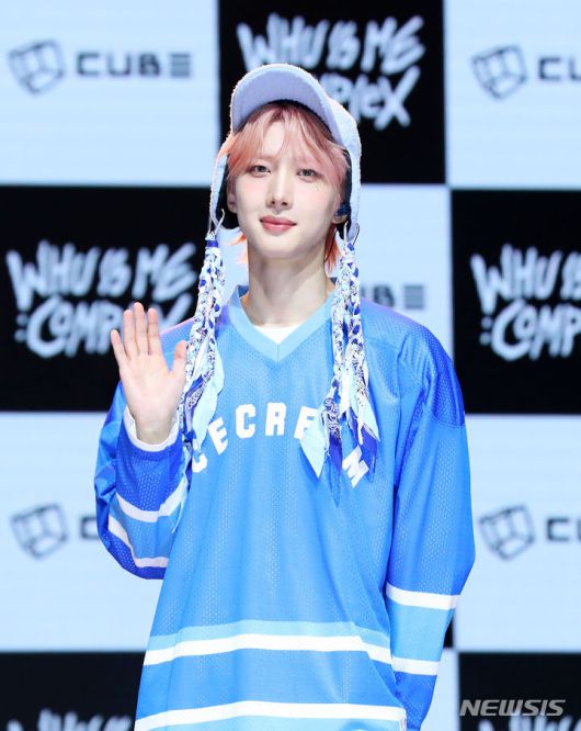 [서울=뉴시스] 김혜진 기자 = 그룹 펜타곤 후이가 16일 오후 서울 광진구 예스24라이브홀에서 열린 첫 번째 솔로 앨범 'WHU IS ME : Complex'(후 이즈 미 : 콤플렉스) 발매 기념 쇼케이스에서 포즈를 취하고 있다. 2024.01.16. jini@newsis.com