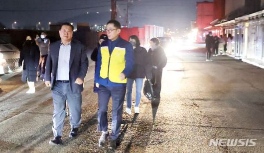 [파주=뉴시스] 김경일 파주시장이 파주읍 연풍리 성매매 집결지 '용주골' 현장을 확인하고 있다.(사진=파주시 제공)