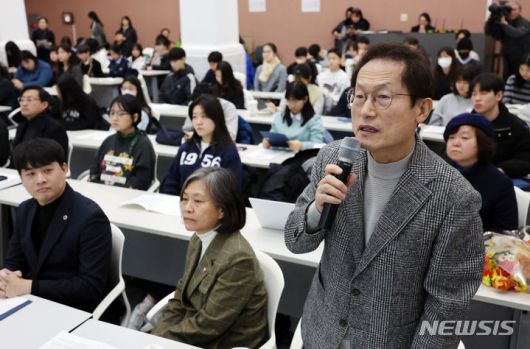 [서울=뉴시스] 조성우 기자 = 조희연 서울시교육감이 26일 오전 서울 중구 서울시청 시민청에서 열린 제9회 서울특별시 학생인권의 날 기념식에서 학생인권 조례 주요 조문을 낭독하고 있다. 2024.01.26. xconfind@newsis.com