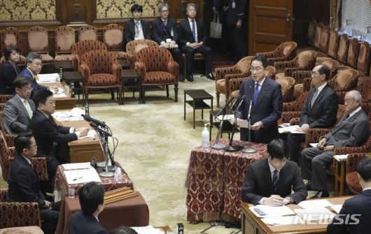 [도쿄=AP/뉴시스]집권 자민당 파벌 정치자금 스캔들 등으로 지지율이 최저치를 기록하고 있는 기시다 후미오(岸田文雄) 일본 총리가 교체되지 않는 이유를 현지 언론은 야당과 중의원(하원) 선거 일정에서 찾았다. 사진은 기시다 후미오 일본 총리가 지난달 29일 도쿄에서 열린 중의원 예산위원회 회의에서 자민당 파벌 정치자금 스캔들에 대해 발언하고 있는 모습. 2024.02.26.