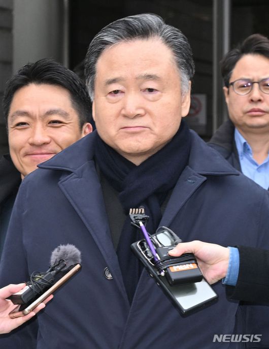 [서울=뉴시스] 황준선 기자 = 검찰이 파리바게뜨 제빵기사들에게 노조 탈퇴를 종용한 혐의를 받는 허영인(74) SPC 회장을 21일 구속 상태로 재판에 넘겼다. 사진은 허 회장이 지난 2월2일 오전 서울 서초구 서울중앙지방법원에서 열린 1심 선고 공판에서 무죄를 선고받은 뒤 법정을 나서고 있는 모습. (공동취재)  2024.02.02. photo@newsis.com