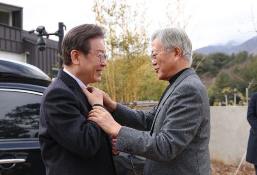 [서울=뉴시스] 추상철 기자 = 이재명 더불어민주당 대표가 4일 경남 양산시 평산마을 문재인 전 대통령 사저를 찾아 문 전 대통령과 인사 나누며 피습당한 목의 흔적과 관련한 대화를 나누고 있다. (사진=더불어민주당 제공) 2024.02.04. photo@newsis.com *재판매 및 DB 금지