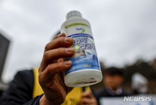 [서울=뉴시스] 정병혁 기자 = 6일 서울 서초구 서울중앙지방법원 앞에서 열린 가습기 살균제 참사 세퓨 제품피해 국가책임 민사소송 2심 판결에 대한 입장발표 기자회견에서 한 참가자가 가습기 살균제를 들고 있다. 2024.02.06. jhope@newsis.com