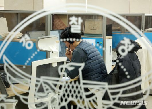 [서울=뉴시스] 배훈식 기자 = 7일 오후 서울 종로구 범정부 합동 전기통신금융사기 통합신고대응센터에서 근무자들이 보이스 피싱 등 금융사기 상담을 하고 있다. 2024.02.07. dahora83@newsis.com
