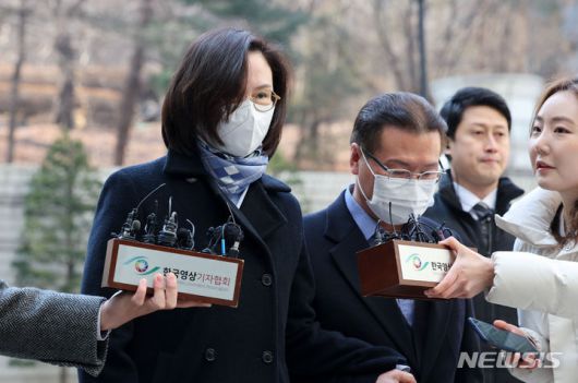 [서울=뉴시스] 홍효식 기자 = 조국 전 조국혁신당 대표 부인 정경심 전 동양대 교수 재판에서 허위 증언을 한 혐의로 재판에 넘겨진 전 서울대 공익인권법센터 사무국장이 1심에 이어 2심에서도 무죄를 선고받았다. 사진은 '자녀 입시 비리' 등 혐의로 기소된 정경심 전 동양대 교수. 2024.02.08. yesphoto@newsis.com