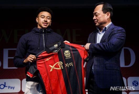 [서울=뉴시스] 정병혁 기자 = 잉글랜드 축구 국가대표 출신 제시 린가드가 지난해 2월8일 서울 마포구 서울월드컵경기장에서 열린 FC서울 입단 기자회견에서 유니폼을 전달받고 있다. 2024.02.08. jhope@newsis.com