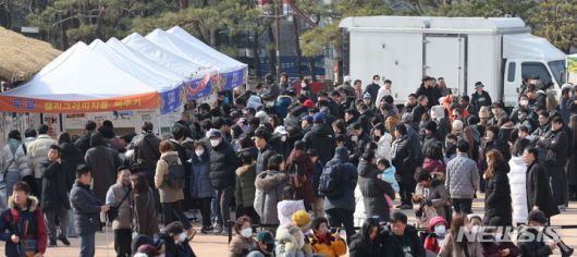 [서울=뉴시스] 권창회 기자 = 설날인 10일 오후 서울 중구 남산골한옥마을에서 열린 '청룡이 복 나르샤' 설축제가 시민들로 붐비고 있다. 2024.02.10. kch0523@newsis.com