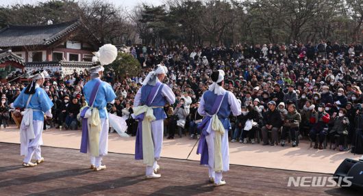 [서울=뉴시스] 권창회 기자 = 설날인 10일 오후 서울 중구 남산골한옥마을에서 열린 '청룡이 복 나르샤' 설축제에서 시민들이 풍물놀이를 즐기고 있다. 2024.02.10. kch0523@newsis.com