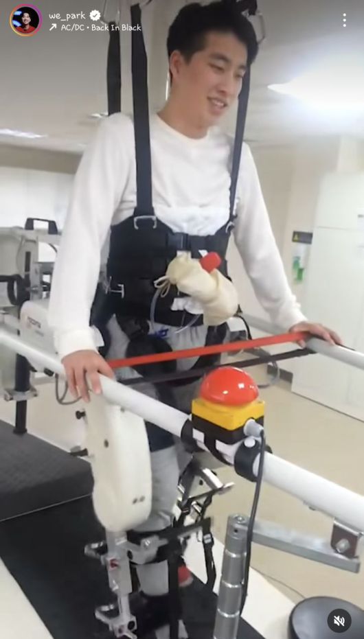 [서울=뉴시스] 엔젤로보틱스 워크온슈트를 착용한 박위. (사진=박위 인스타그램 캡처) 2025.09.20. photo@newsis.com *재판매 및 DB 금지