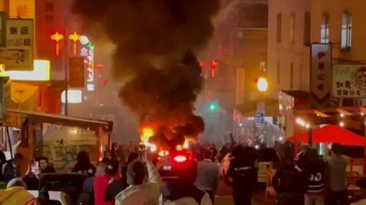 [서울=뉴시스] 샌프란시스코 불꽃축제에서 한 시민이 무인택시 '웨이모'에 불을 질렀다고 지난 11일(현지시간) CNBC가 보도했다. 사진은 지난 10일 웨이모에 불이 난 현장의 모습. (사진=CNBC) 2024.02.13. *재판매 및 DB 금지