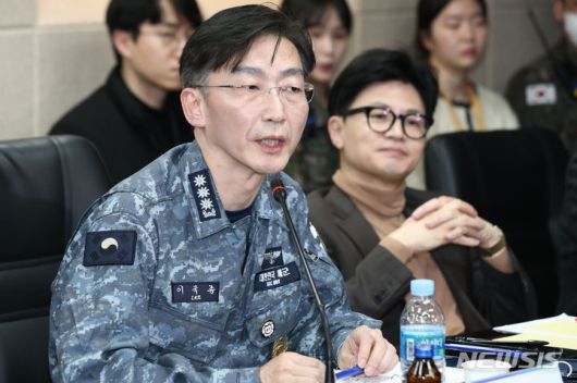 [대전=뉴시스] 국회사진기자단 = 이국종 국군대전병원장이 15일 오후 대전시 유성구 국군대전병원 대회의실에서 열린 간담회에서 발언하고 있다. 2024.02.15. photo@newsis.com