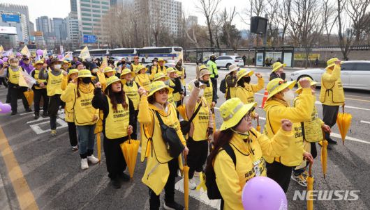 [서울=뉴시스] 김금보 기자 = 세월호 10주기 전국시민행진 참가자들이 16일 서울 중구 서울시의회 앞 세월호기억관을 향해 행진하며 구호를 외치고 있다. 2024.03.16. kgb@newsis.com
