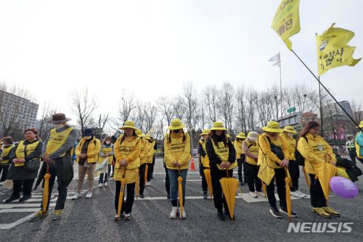[서울=뉴시스] 김금보 기자 = 세월호 10주기 전국시민행진에 참가한 4.16 세월호 참사 유족들이 16일 서울 중구 서울시청 앞 10.29 이태원참사 합동분향소에서 묵념하고있다. 2024.03.16. kgb@newsis.com