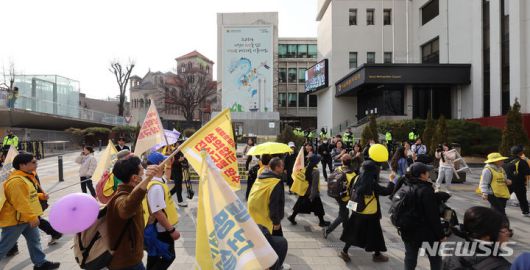 [서울=뉴시스] 김금보 기자 = 세월호 10주기 전국시민행진 참가자들이 16일 서울 중구 서울시의회 앞 세월호기억관에 도착하고 있다. 2024.03.16. kgb@newsis.com