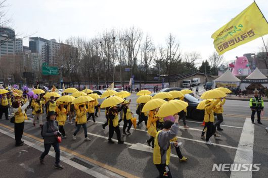 [서울=뉴시스] 김금보 기자 = 세월호 10주기 전국시민행진 참가자들이 16일 서울 중구 서울시의회 앞 세월호기억관을 향해 행진하고 있다. 2024.03.16. kgb@newsis.com