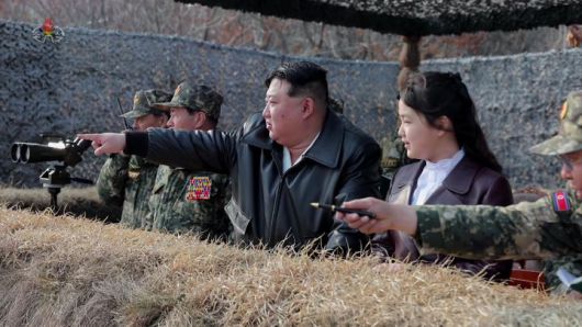 [서울=뉴시스] 김정은 국무위원장과 딸 주애가 지난해 3월 15일 조선인민군 항공육전병부대의 훈련을 지도했다고 조선중앙TV가 16일 보도했다. (사진=조선중앙TV 캡처) 2025.09.25. photo@newsis.com *재판매 및 DB 금지