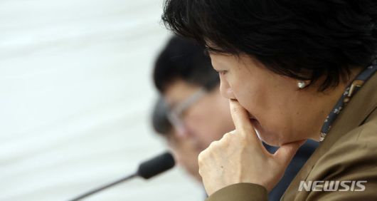 [세종=뉴시스] 강종민 기자 = 송미령 농림축산식품부 장관이 2일 세종시 정부세종청사에서 열린 물가관계장관회의에서 회의자료를 보며 고심하고 있다. 2024.04.02. ppkjm@newsis.com