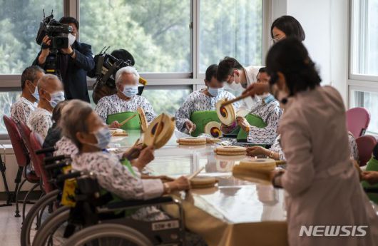[서울=뉴시스] 정병혁 기자 = 지난 4월 4일 서울 은평구 서울특별시 서북병원에 개원한 치매안심병원에서 치매환자들이 음악치료 프로그램에 참여하고 있다. 2024.04.04. jhope@newsis.com