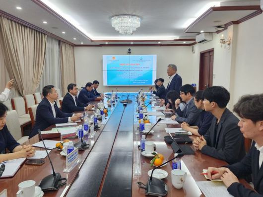 [창원=뉴시스] 8일(현지시각) 베트남 교육훈련부 1층 회의실(하노이)에서 경남교육청 방문단(단장 박성수 부교육감)과 베트남 교육훈련부(호앙득민 평생교육국장과 소속 직원 총 7명)가 교육정보화 지원사업의  발전 방안과 방향성에 대해 논의하는 모습. (사진=경남교육청 제공) 2024.04.09. photo@newsis.com *재판매 및 DB 금지