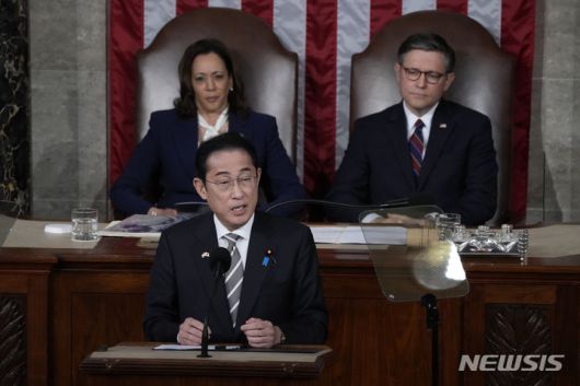 [워싱턴=AP/뉴시스]미국을 국빈방문한 기시다 후미오 일본 총리가 지난 11일(현지시각) 워싱턴DC 국회의사당에서 열린 상하원 합동회의에서 연설하고 있다. 2024.04.15.