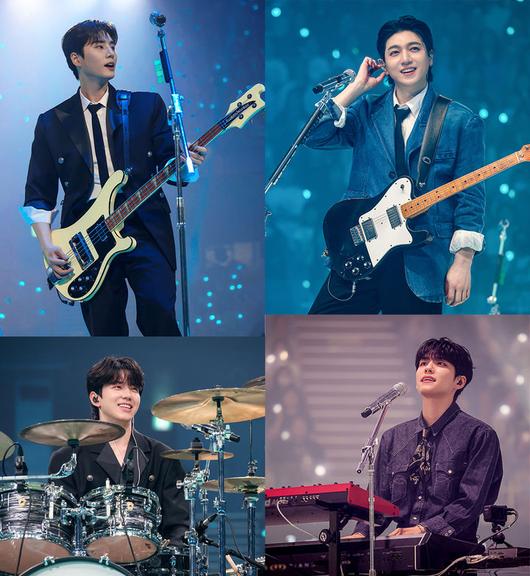 [서울=뉴시스] 밴드 '데이식스(DAY6)'가 14일 오후 서울 잠실실내체육관에서  단독 콘서트 '웰컴 투 더 쇼(Welcome to the Show)'를 펼치고 있다. 최근 발매한 미니 8집 '포에버' 타이틀곡 '웰 컴 투 더 쇼'로 시작한 이날 공연은 360도 무대를 중심으로, 좌석 규모를 최대화해 관객 수용력을 높였다. 보통 해당 공연장에서 콘서트를 여는 경우 5000~6000명이 모이는데 이날 1만1000명 이상이 운집할 수 있었던 이유다. 지난 12일부터 총 3회 공연이 열려 3일간 총 3만4000명이 몰렸다. 자체 최대 규모의 공연으로 대세 데이식스의 인기를 확인했다. (사진 = JYP엔터테인먼트 제공) 2024.04.14. photo@newsis.com *재판매 및 DB 금지