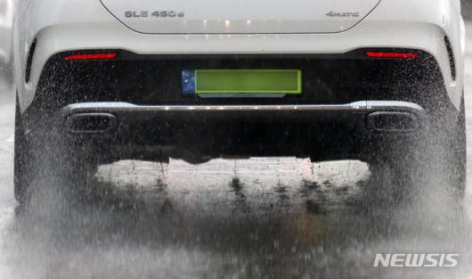 [서울=뉴시스] 고승민 기자 = 서울의 한 도로 위를 달리는 연두색 번호판 수입 차량 모습. 2024.04.15. kkssmm99@newsis.com