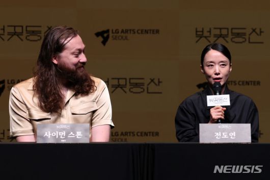 [서울=뉴시스] 박진희 기자 = 연극 '벚꽃동산' 연출 사이먼 스톤과 배우 전도연이 23일 서울 강서구 LG아트센터에서 제작발표회를 하고 있다. 안톤 체호프의 유작 '벚꽃 동산'을 한국 배경으로 각색한 연극이다. 몰락한 여성 지주의 스토리를 현대 서울로 변경했으며, LG아트센터가 제작, 배우이자 연극 연출가인 사이먼 스톤이 연출했다. 2024.04.23. pak7130@newsis.com
