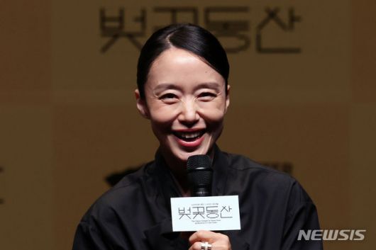 [서울=뉴시스] 박진희 기자 = 배우 전도연이 23일 서울 강서구 LG아트센터에서 연극 '벚꽃동산' 제작발표회를 하고 있다. 안톤 체호프의 유작 '벚꽃 동산'을 한국 배경으로 각색한 연극이다. 몰락한 여성 지주의 스토리를 현대 서울로 변경했으며, LG아트센터가 제작, 배우이자 연극 연출가인 사이먼 스톤이 연출했다. 2024.04.23. pak7130@newsis.com