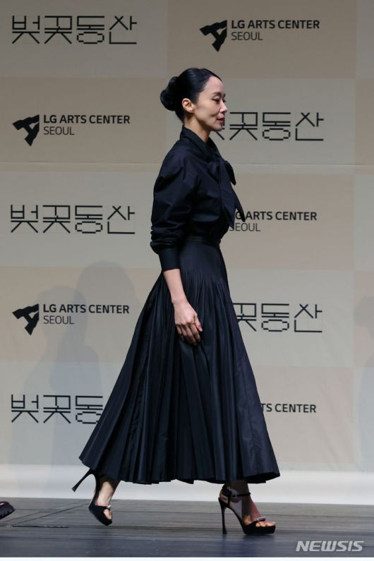 [서울=뉴시스] 박진희 기자 = 배우 전도연이 23일 서울 강서구 LG아트센터에서 연극 '벚꽃동산' 제작발표회를 하고 있다. 안톤 체호프의 유작 '벚꽃 동산'을 한국 배경으로 각색한 연극이다. 몰락한 여성 지주의 스토리를 현대 서울로 변경했으며, LG아트센터가 제작, 배우이자 연극 연출가인 사이먼 스톤이 연출했다. 2024.04.23. pak7130@newsis.com