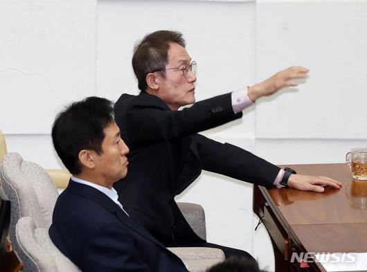 [서울=뉴시스] 김명년 기자 = 조희연 서울시교육감이 26일 서울 중구 서울시의회에서 열린 제323회 임시회 제3차 본회의에서 서울특별시 학생인권조례안 폐지조례안이 가결되자 김현기 의장에게 발언권을 요구하고 있다. 2024.04.26. kmn@newsis.com