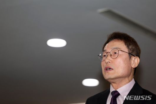 [서울=뉴시스] 김명년 기자 = 조희연 서울시교육감이 26일 서울 중구 서울시의회에서 열린 제323회 임시회 제3차 본회의가 끝난 후 서울시 학생인권조례 폐지 가결에 관한 입장을 밝히고 있다. 2024.04.26. kmn@newsis.com