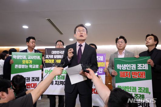 [서울=뉴시스] 김명년 기자 = 조희연 서울시교육감이 26일 서울 중구 서울시의회에서 열린 제323회 임시회 제3차 본회의가 끝난 후 서울시 학생인권조례 폐지 가결에 관한 입장을 밝히고 있다. 2024.04.26. kmn@newsis.com