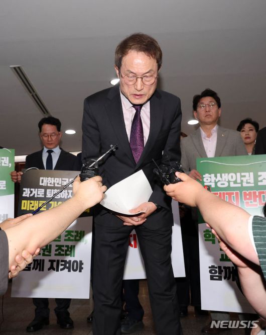 [서울=뉴시스] 김명년 기자 = 조희연 서울시교육감이 26일 서울 중구 서울시의회에서 서울시 학생인권조례 폐지 가결에 관한 입장을 밝힌 후 인사하고 있다. 2024.04.26. kmn@newsis.com