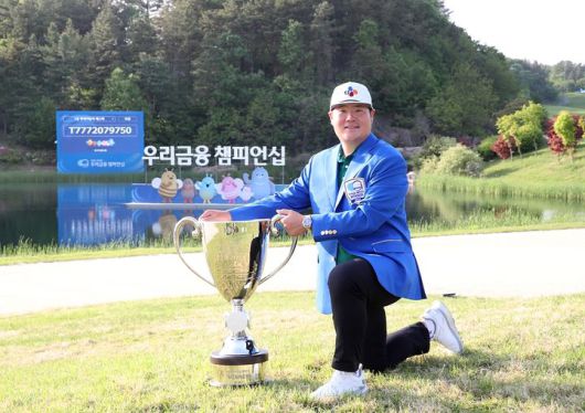 [서울=뉴시스] 지난해 4월28일일 경기 여주 페럼CC에서 열린 2024 KPGA 우리금융 챔피언십에서 우승을 차지한 임성재가 트로피와 함께 기념촬영하고 있다. (사진=KPGA 제공) 2024.04.28. *재판매 및 DB 금지