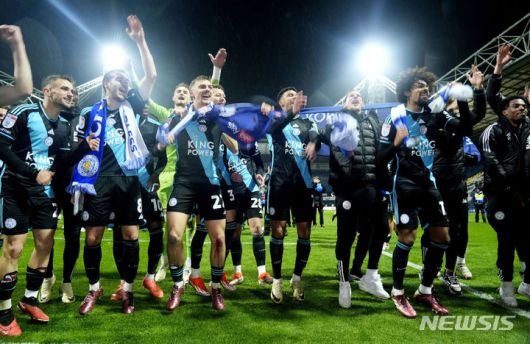 [프레스턴=AP/뉴시스] 30일(한국시각) 영국 프레스턴 딥데일에서 열린 프레스턴 노스 엔드와의 2023-2024 챔피언십 경기에서 레스터시티가 3대 0 승리 후 우승을 확정짓고 자축하고 있다. 2024.04.30.