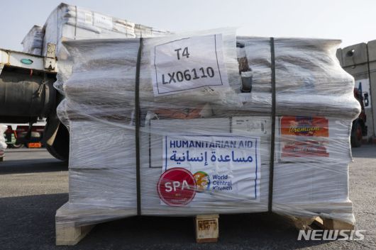 [케렘 샬롬=AP/뉴시스] 5월1일 이스라엘 케렘 샬롬 국경 부근에 국제구호단체 월드센트럴키친(WCK)의 로고가 새겨진 인도적 지원 구호품이 가자지구 반입을 기다리고 있다. 2024.05.08.