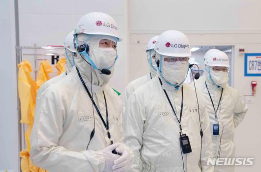 [서울=뉴시스] 안덕근(왼쪽) 산업통상자원부 장관이 2일 오후 경기 파주 LG디스플레이 파주공장을 방문해 IT용 OLED 신규 생산라인 시설을 둘러보고 있다. (사진=산업통상자원부 제공) 2024.05.02. photo@newsis.com *재판매 및 DB 금지