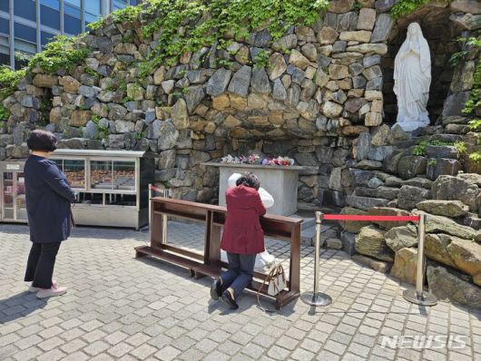 [서울=뉴시스] 오정우 기자 = 어버이날에 명동성당에서 자식을 위해 기도하는 이들도 있었다. 2024.05.08. friend@newsis.com