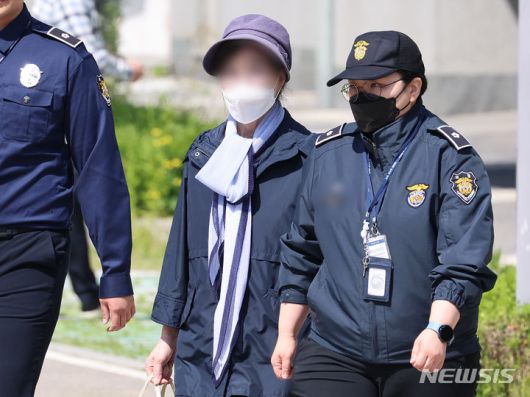 [서울=뉴시스] 잔고증명서를 위조한 혐의로 복역 중인 윤석열 대통령의 장모 최은순 씨가 지난해 5월 14일 서울 송파구 서울동부구치소에서 가석방되고 있다. 앞서 법무부 가석방심사위원회(심사위)는 지난 8일 최씨에 관한 가석방 심사를 진행한 뒤 만장일치로 적격 판단을 내렸다. (공동취재) 2025.07.25. photo@newsis.com