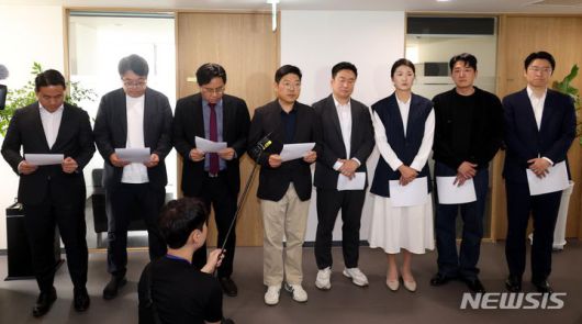 [서울=뉴시스] 조성봉 기자= 국민의힘 3040세대 모임인 ‘첫목회’ 이재영 간사가 지난해 5월15일 오전 서울 종로구의 한 사무실에서 보수 재건과 당 혁신을 주제로 밤샘 토론한 내용을 발표하고 있다. 2024.05.15. suncho21@newsis.com