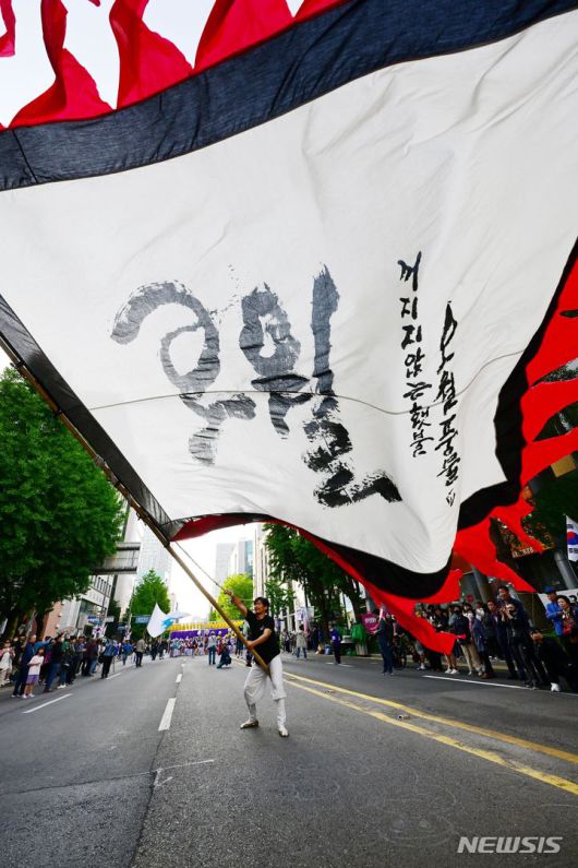 [광주=뉴시스] 김혜인 기자 = 5.18민주화운동 44주년 기념일을 하루 앞둔 17일 오후 광주 동구 금남로 일대에서 전야제가 열려 시민들이 민주평화대행진을 함께하고 있다. (공동취재사진) 2024.05.17. hyein0342@newsis.com