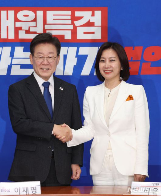 [서울=뉴시스] 권창회 기자 = 이재명 더불어민주당 대표가 21일 오후 서울 여의도 국회에서 허은아 개혁신당 대표를 접견하고 있다. 2024.05.21. kch0523@newsis.com