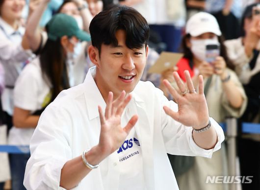 [인천공항=뉴시스] 김근수 기자 = 토트넘 홋스퍼 주장 손흥민이 23일 인천국제공항 제2여객터미널로 입국하고 있다. 2024.05.23. ks@newsis.com
