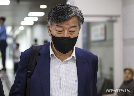 [서울=뉴시스] 정병혁 기자 = 서울중앙지법 형사합의35부(부장판사 백대현)는 22일 오전 11시 직권남용 권리행사방해, 뇌물수수 등 혐의를 받는 김 전 청장의 1차 공판을 진행한다. 사진은 김 전 청장. 2024.05.24. jhope@newsis.com