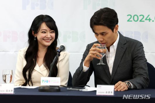 [서울=뉴시스] 박진희 기자 = '2024 파주페어_북앤컬처' 공연에 참여하는 뮤지컬 배우 김소현, 손준호 부부가 K-BOOK과 K-콘텐츠 창작의 산실이자 글로벌 콘텐츠 마켓을 지향하는 '2024 파주페어_북앤컬처' 기자간담회를 28일 서울 중구 프레스센터에서 하고 있다. 올해 처음 열리는 '2024 파주페어_북앤컬처'는 오는 9월 6일부터 9월 8일까지 3일 동안 파주출판도시 일대에서 개최된다. 2024.05.28. pak7130@newsis.com